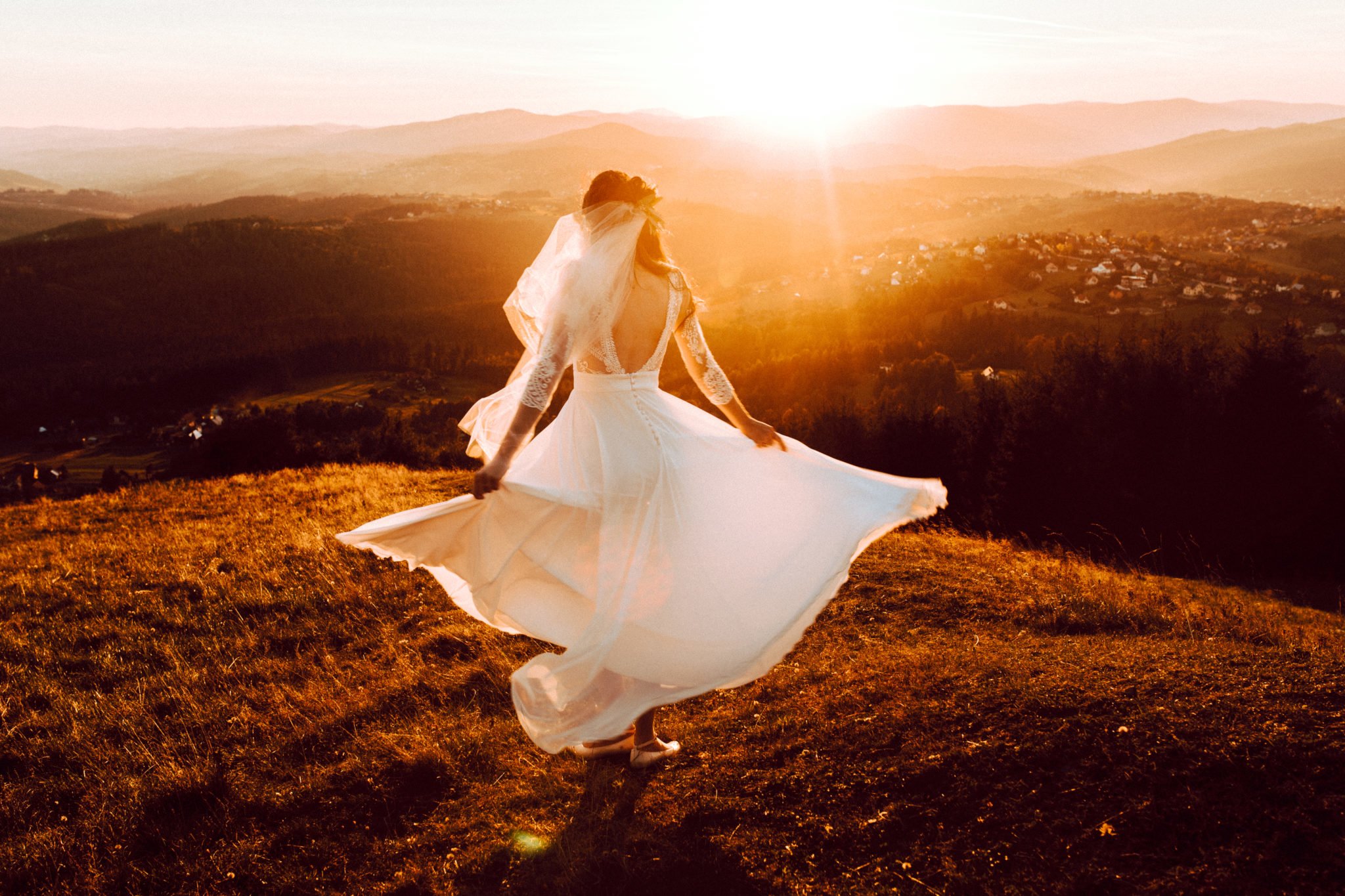 Panna młoda tańcząca w czasie zachodu słońca uchwycona okiem Emilii Chrobok - fotografa ślubnego z Tarnowa.