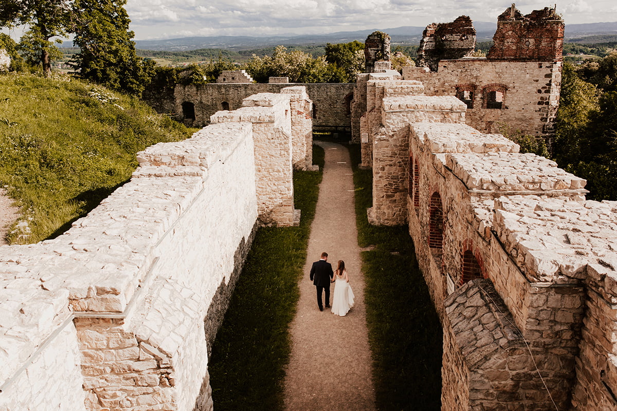 zdjęcie pary młodej w ruinach zamku w obiektywie fotografa ślubnego z Krakowa